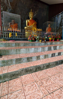 Buddhist Shrine Peaks VR Chao Mae Ruedi Khao-Okthalu tmb1